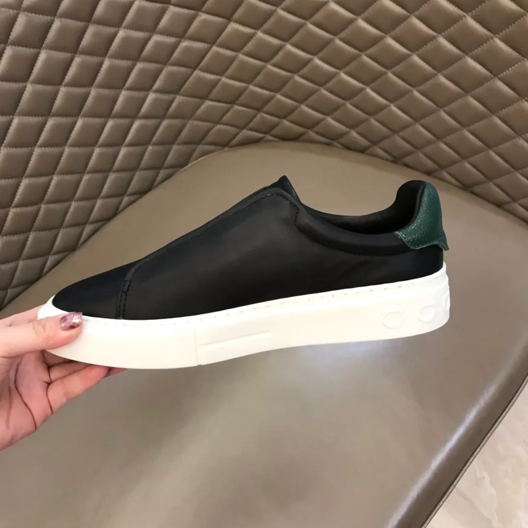 p400【Salvatore Ferraga**】New men's low-top casual shoes! Top-quality cow products, original lasts, made of imported cowhide, first-class texture, first-layer sheepskin lining! Original outsole! The details are exquisite and the style is versatile and upscale! Decorated with a three-dimensional Gancini logo, the back of the tongue and lace-up piping add a pop of color. The high-tech sole features a holographic pattern and Gancini details, making it ideal for a practical yet stylish everyday look. Code number 38-44 (45 can be customized)